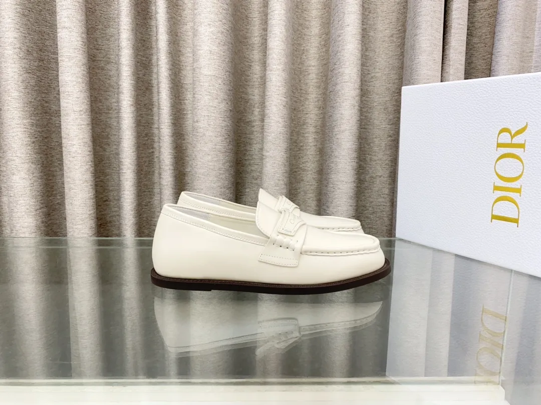 👟👟Ex-factory price 660👟👟 25Ss new Dior Boy loafers This Dior Boy loafer is a new product in the 2024 winter ready-to-wear series. It incorporates Dior's extraordinary craftsmanship and reinterprets the classic loafer design. Crafted from materials including suede and lambskin, it's enhanced with an integrated white fur lining and features a gold-tone Christian Dior Paris signature on the front leather tab. Paired with rubber soles, soft and comfortable. Upper: cowhide, inner padding: comfortable sheepskin, sole: rubber sole, size: 35-39 (40 customized, non-refundable)